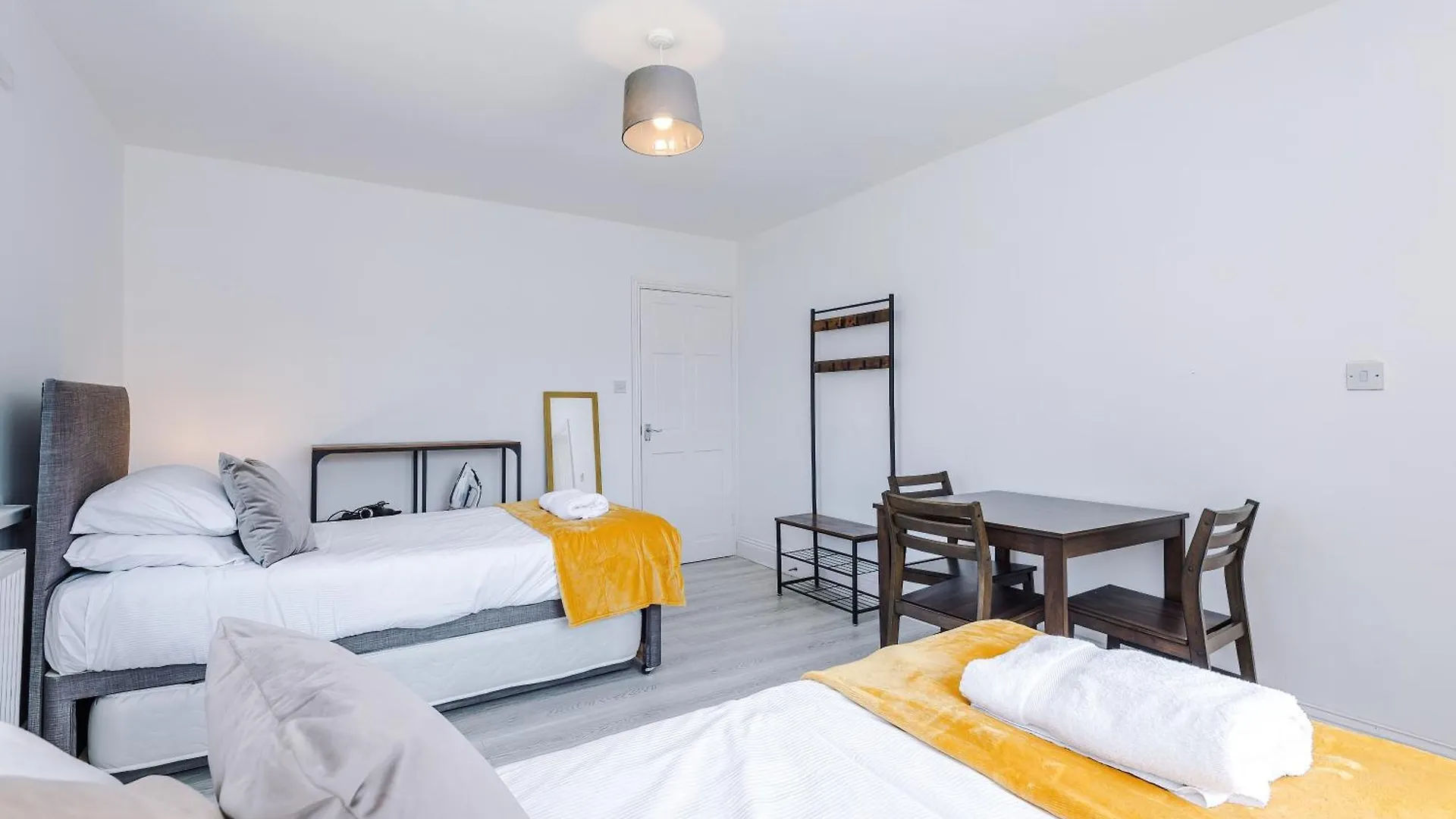 Large 5Br Skipton House - With Spacious Parking - Close To Station Villa
